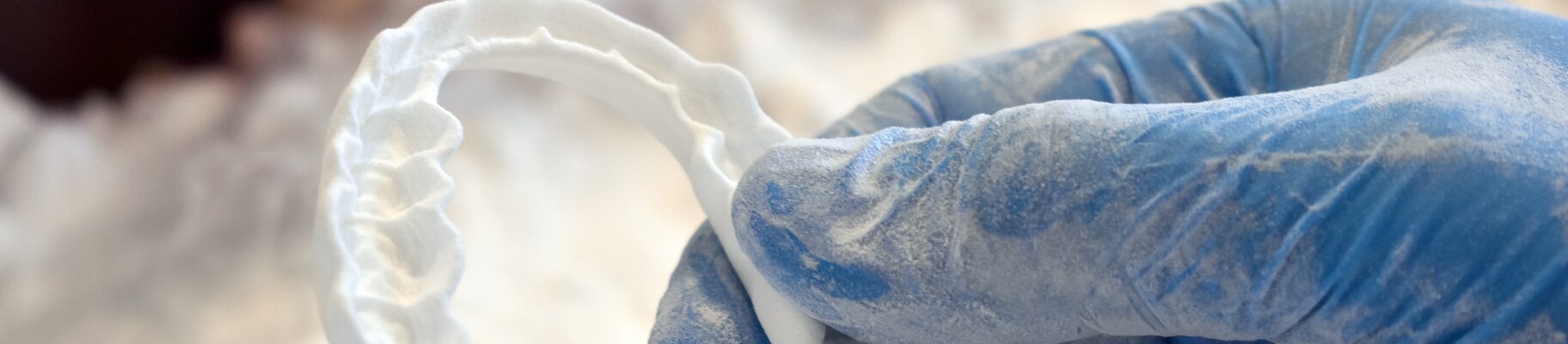 Hand holding a 3D printed splint  | © Orthoplus