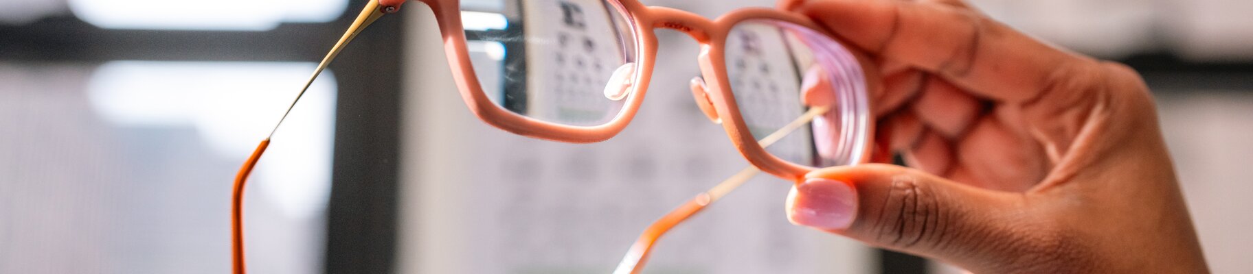 Customized 3D printed eyewear is lightweight, sturdy, balanced and stylish | © Breezm One hand holgin an eyewear | © Breezm